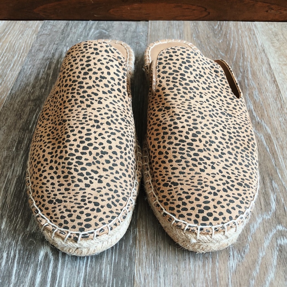 Universal Thread Leopard Flats - Picture 2 of 7